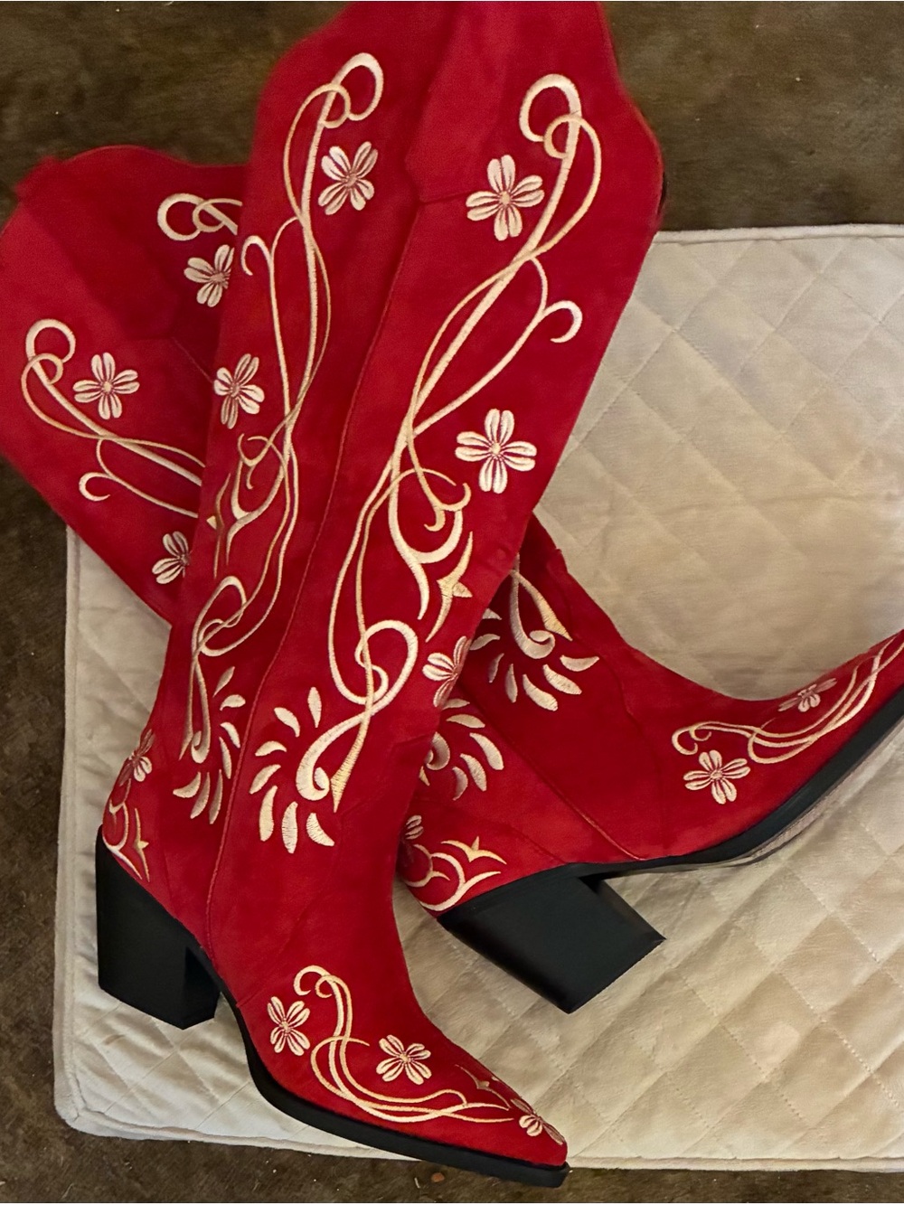 New w/o box LeunDen red suede embroidered western cowboy boots women’s size 8.